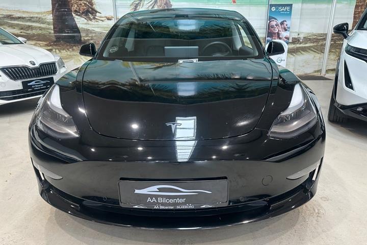 Sort Tesla Model 3 fra 2021