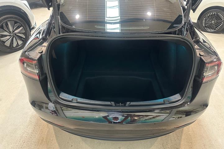 Sort Tesla Model 3 fra 2021