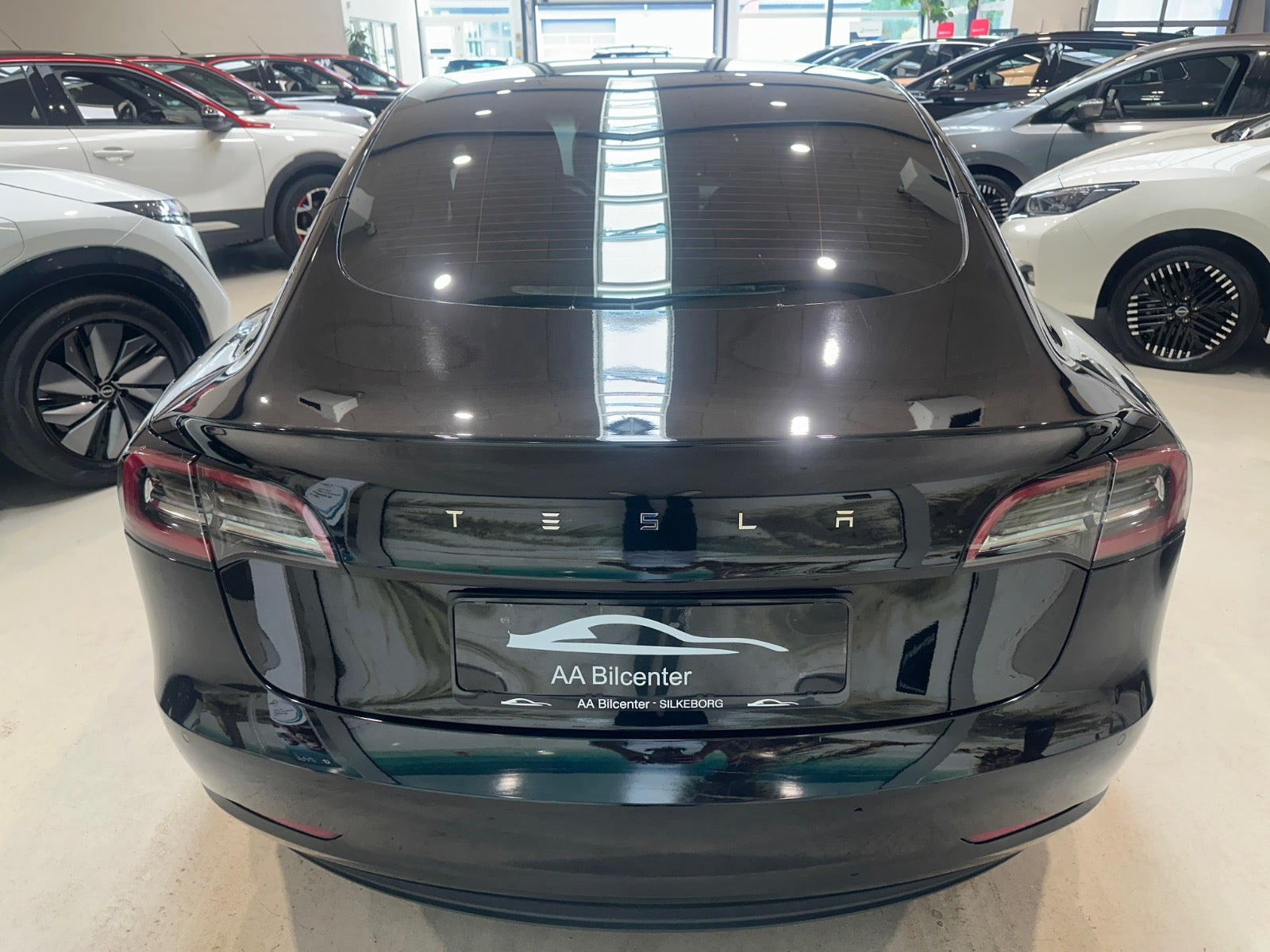 Sort Tesla Model 3 fra 2021