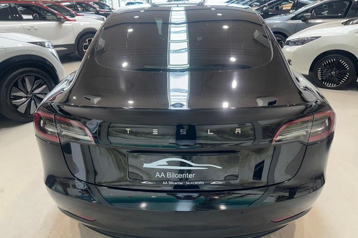 Sort Tesla Model 3 fra 2021