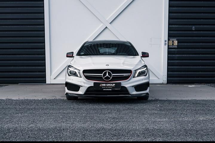 Hvid Mercedes CLA45 fra 2014