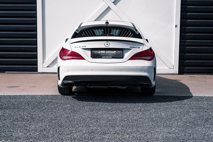 Hvid Mercedes CLA45 fra 2014