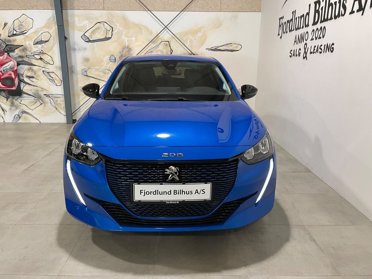 Blå Peugeot e-208 fra 2023
