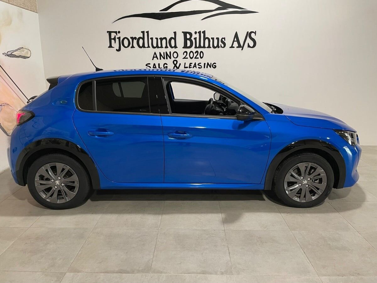 Blå Peugeot e-208 fra 2023