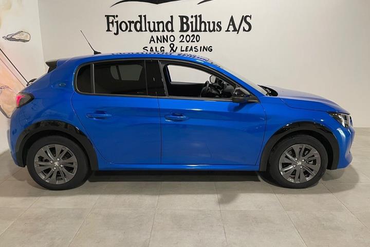 Blå Peugeot e-208 fra 2023