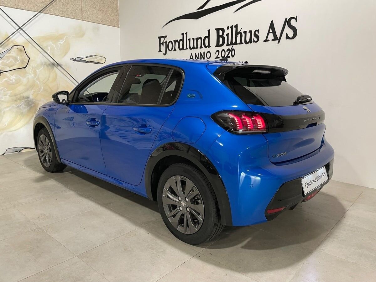Blå Peugeot e-208 fra 2023
