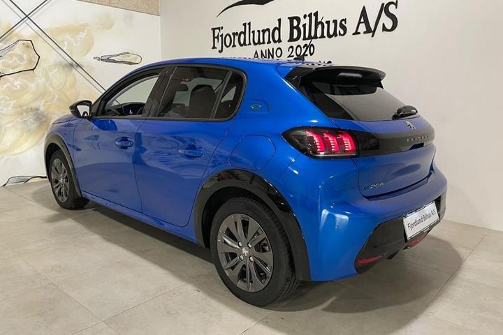 Blå Peugeot e-208 fra 2023