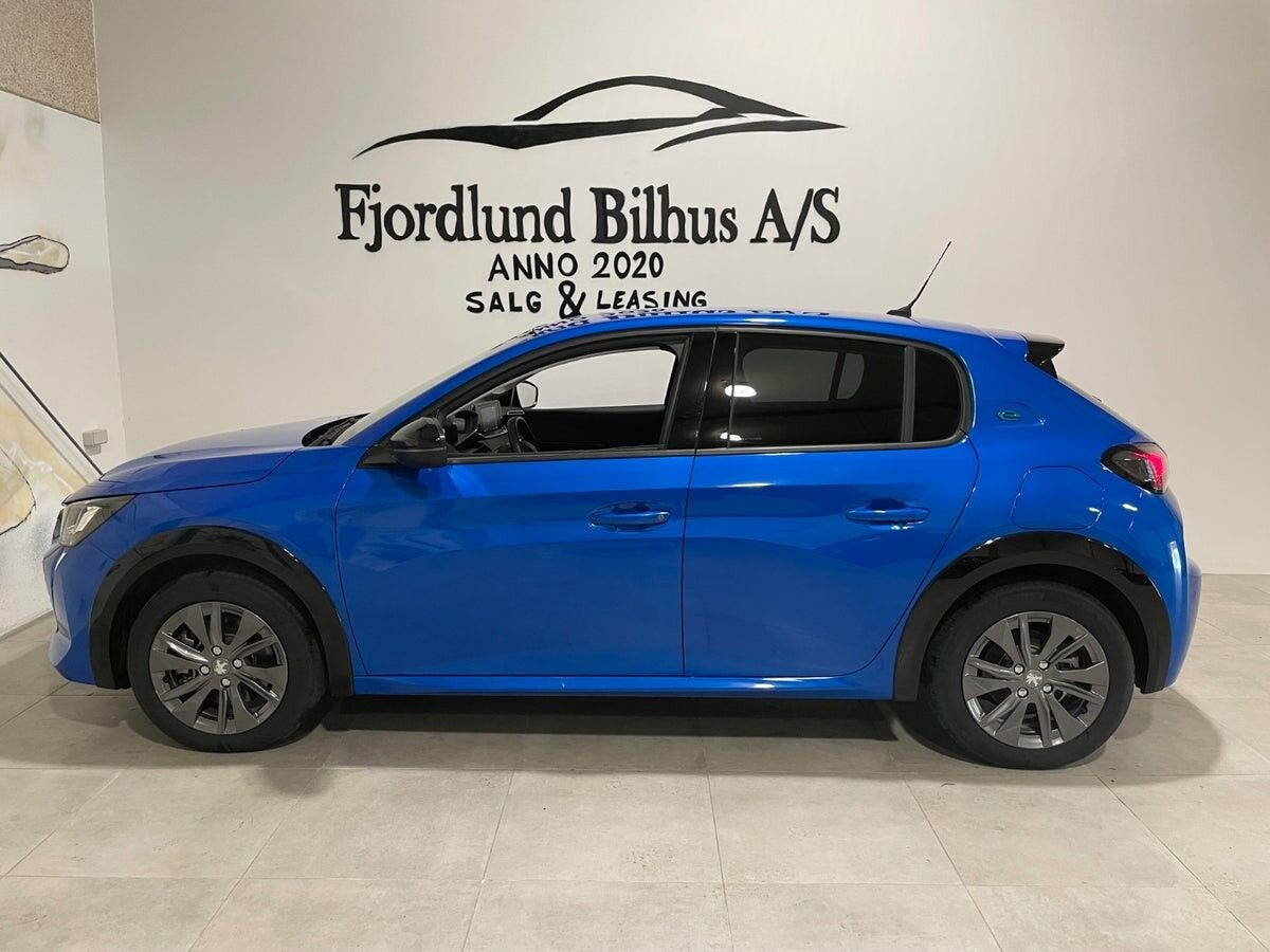 Blå Peugeot e-208 fra 2023