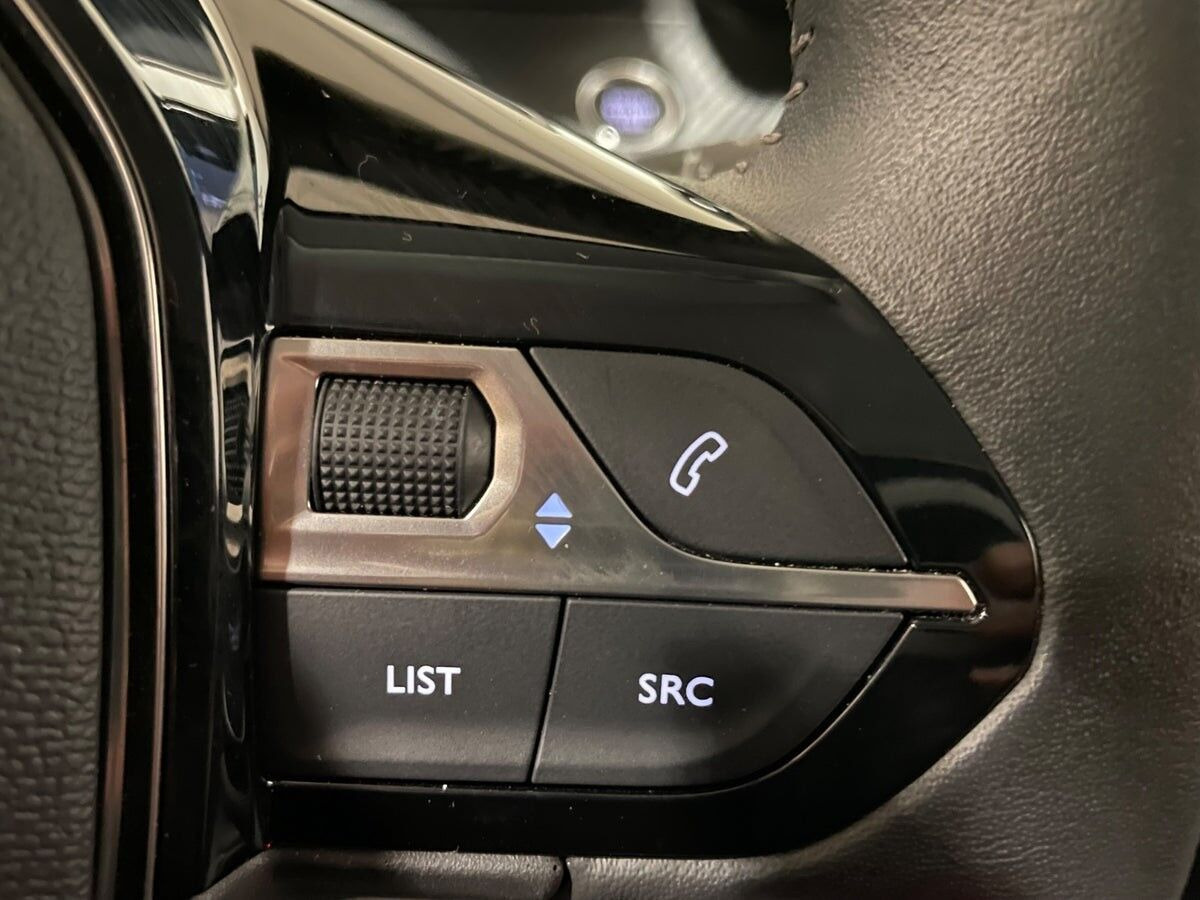 Blå Peugeot e-208 fra 2023