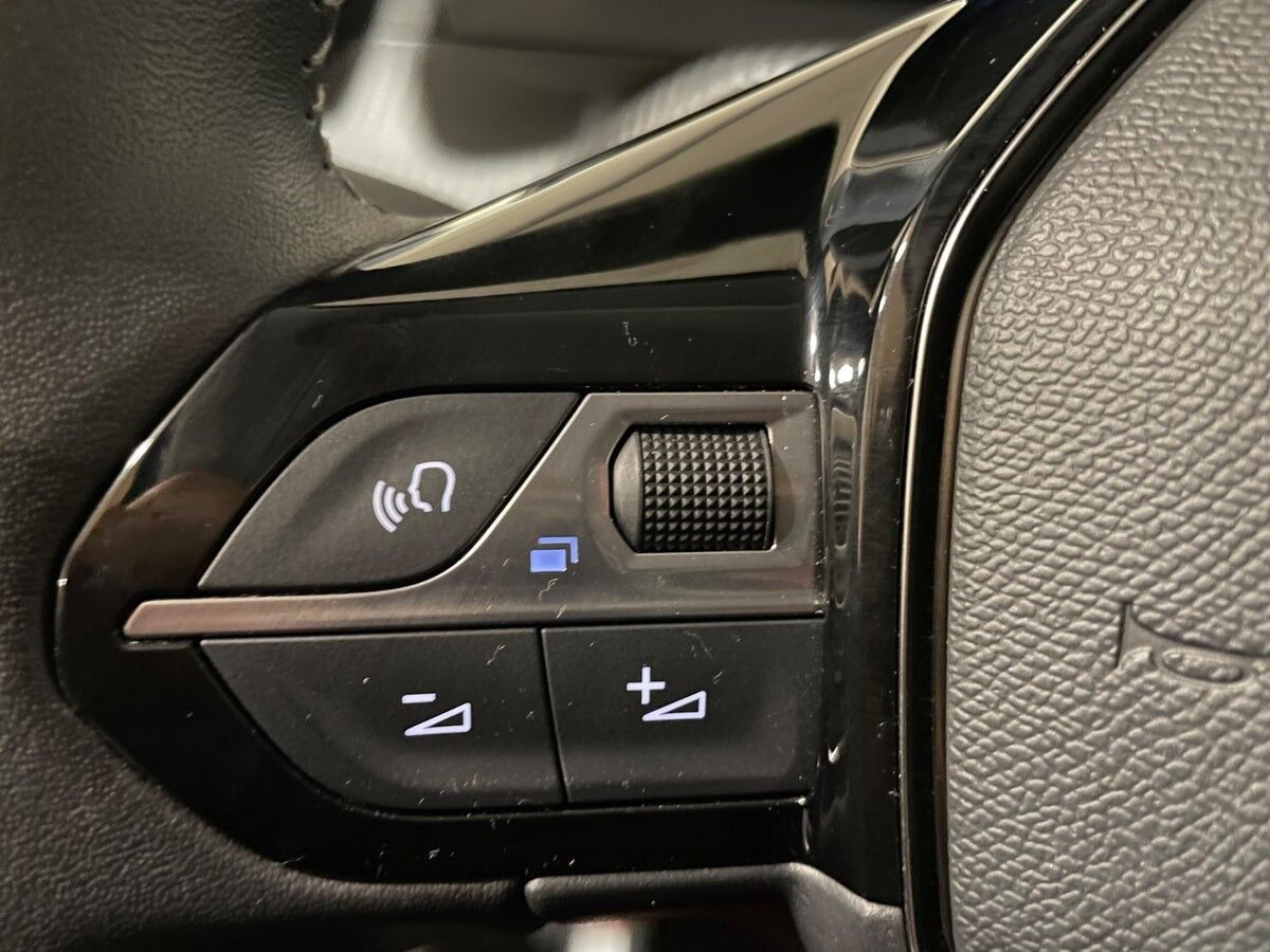 Blå Peugeot e-208 fra 2023