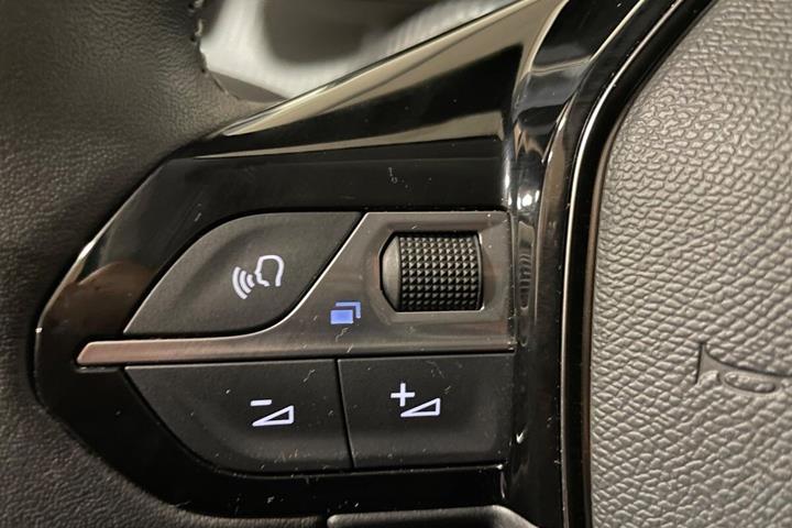 Blå Peugeot e-208 fra 2023