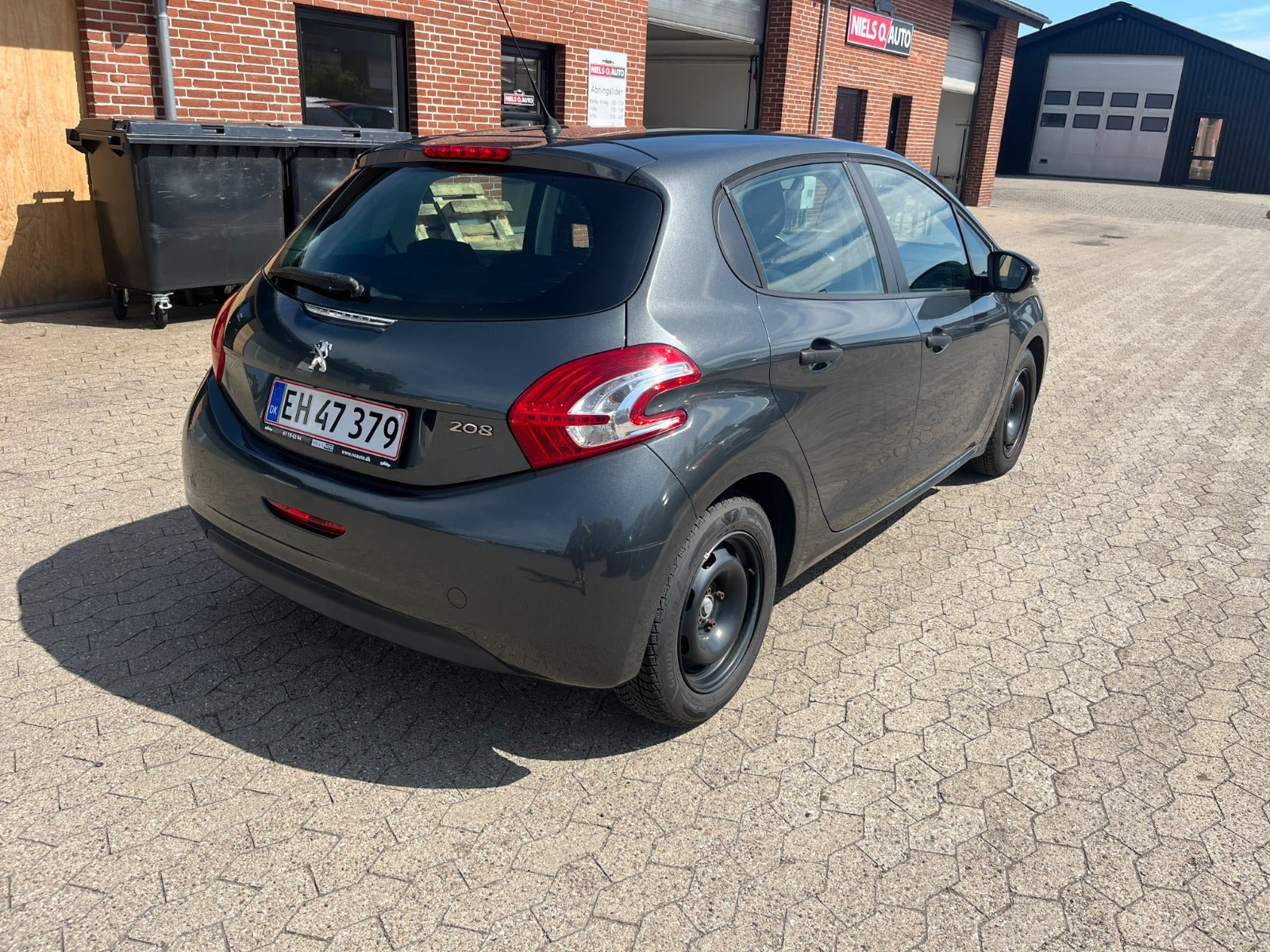 Grå Peugeot 208 fra 2013