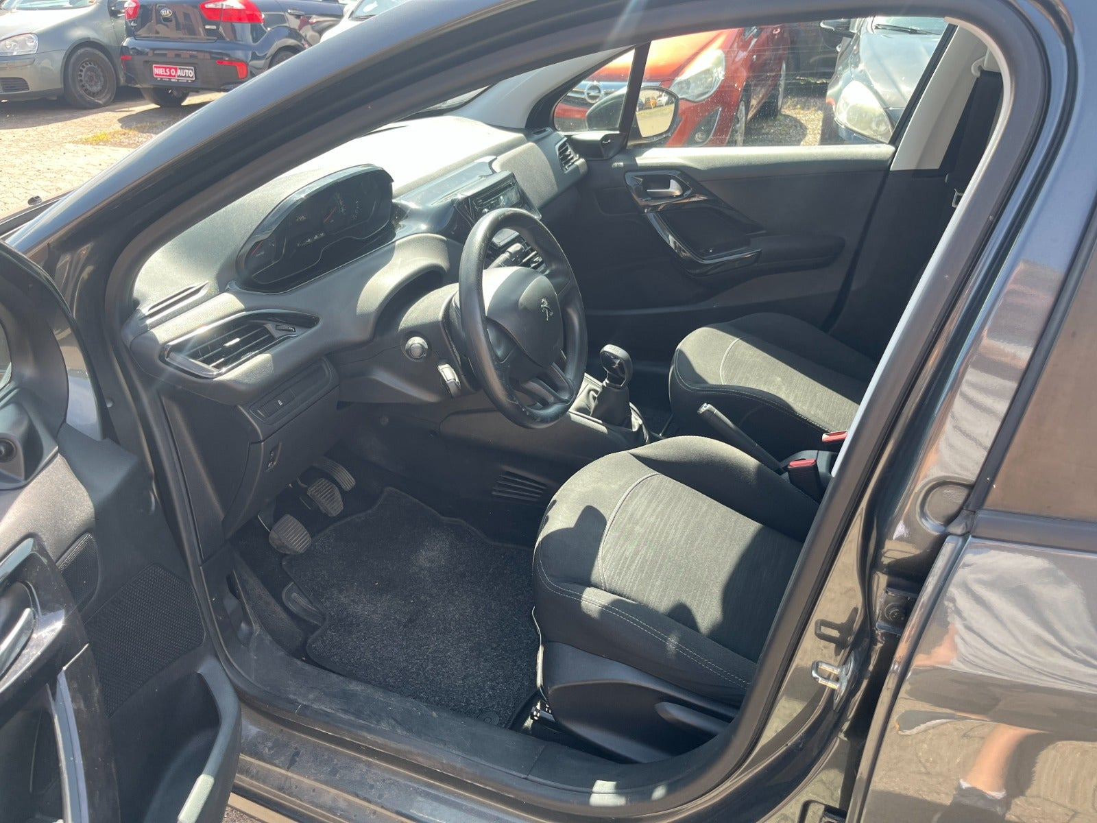 Grå Peugeot 208 fra 2013