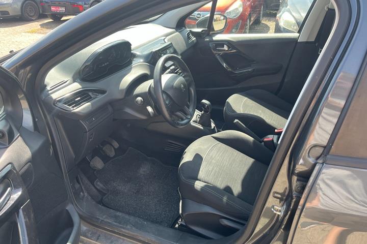 Grå Peugeot 208 fra 2013