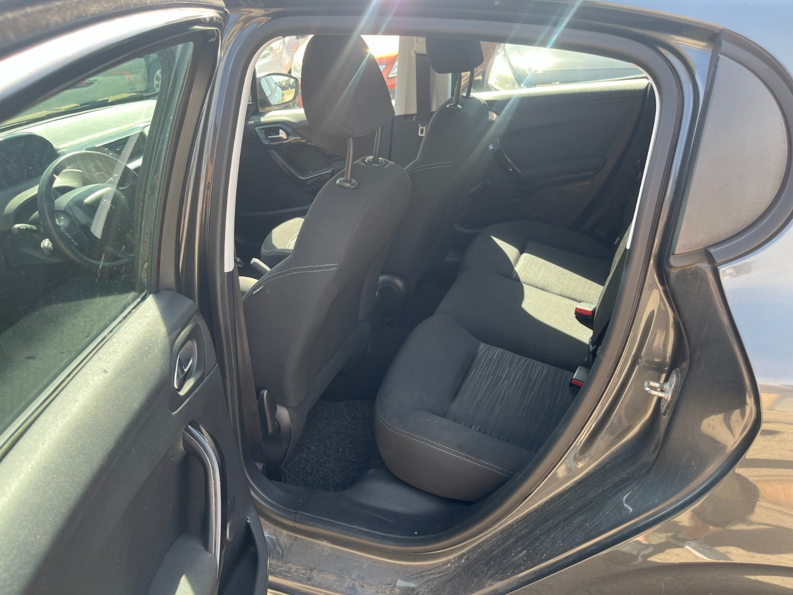 Grå Peugeot 208 fra 2013