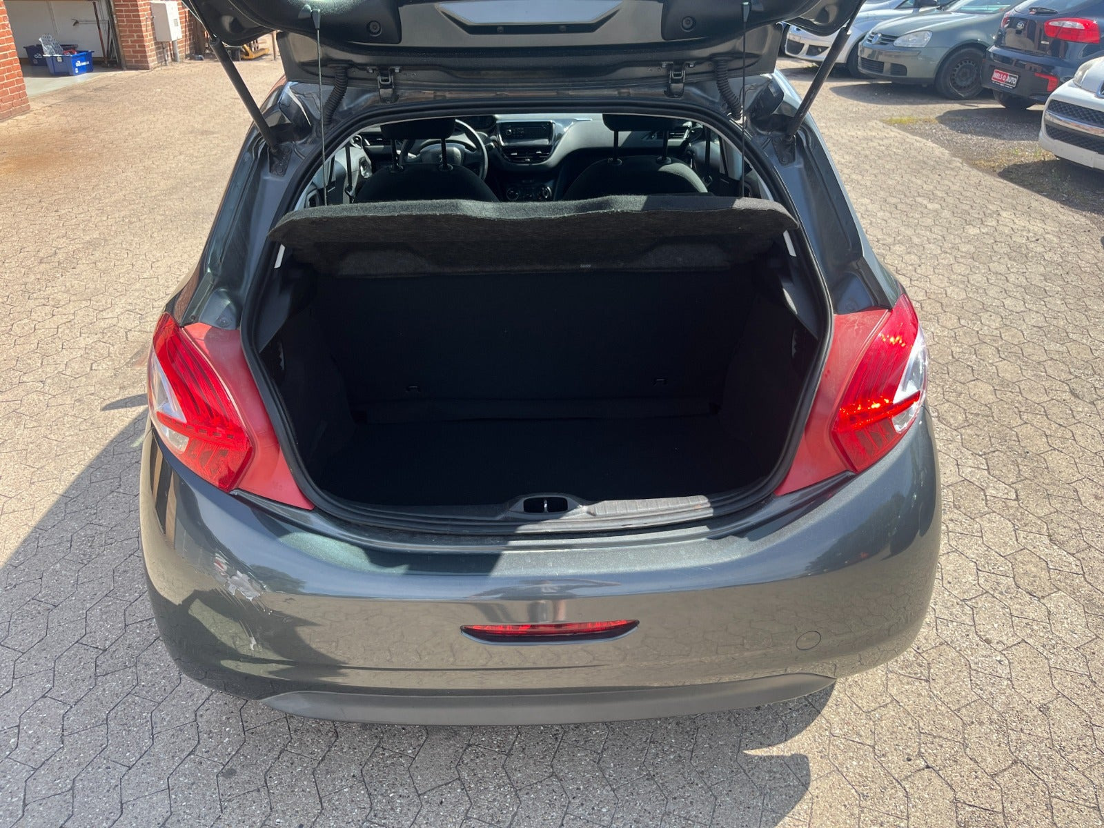 Grå Peugeot 208 fra 2013