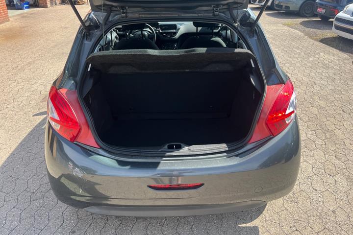 Grå Peugeot 208 fra 2013
