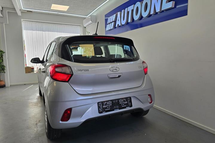 Sølv Hyundai i10 fra 2020