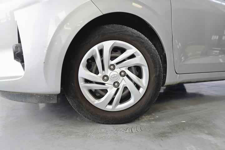 Sølv Hyundai i10 fra 2020