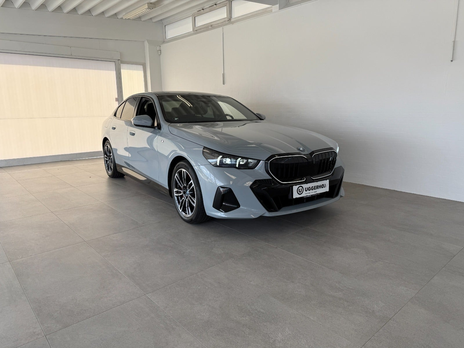 Grå BMW i5 fra 2024