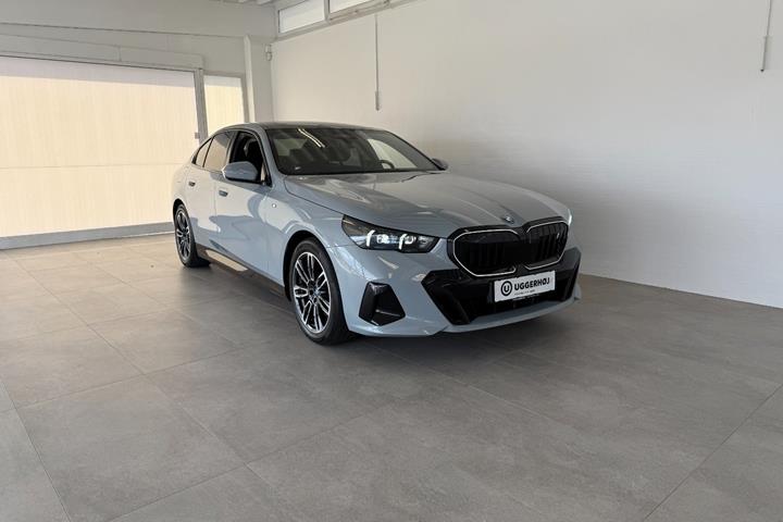 Grå BMW i5 fra 2024