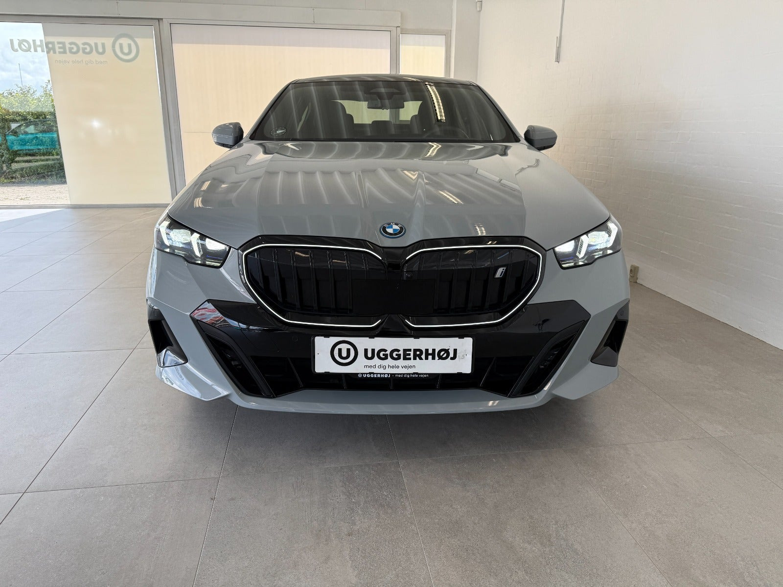 Grå BMW i5 fra 2024