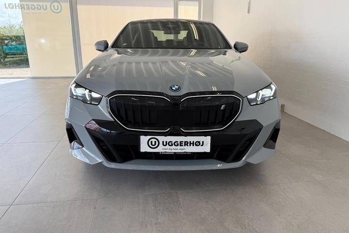 Grå BMW i5 fra 2024