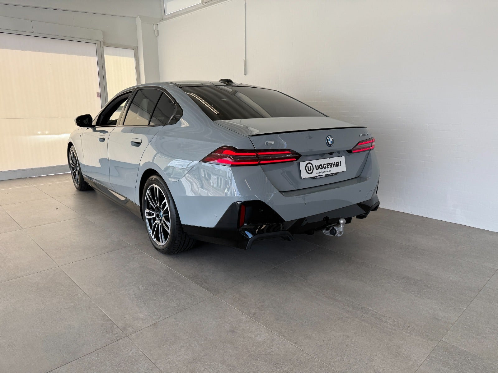 Grå BMW i5 fra 2024