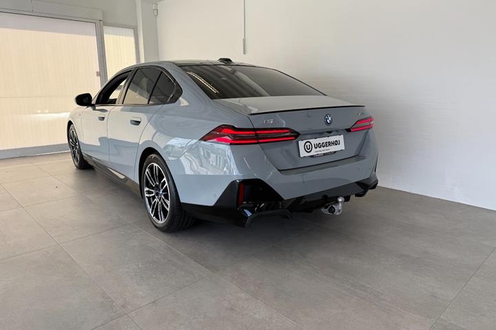 Grå BMW i5 fra 2024