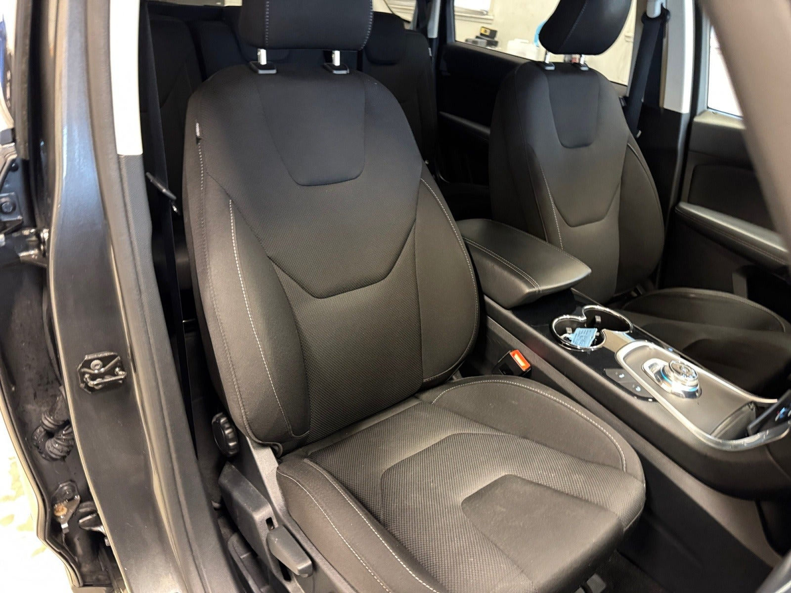 Grå Ford S-MAX fra 2020