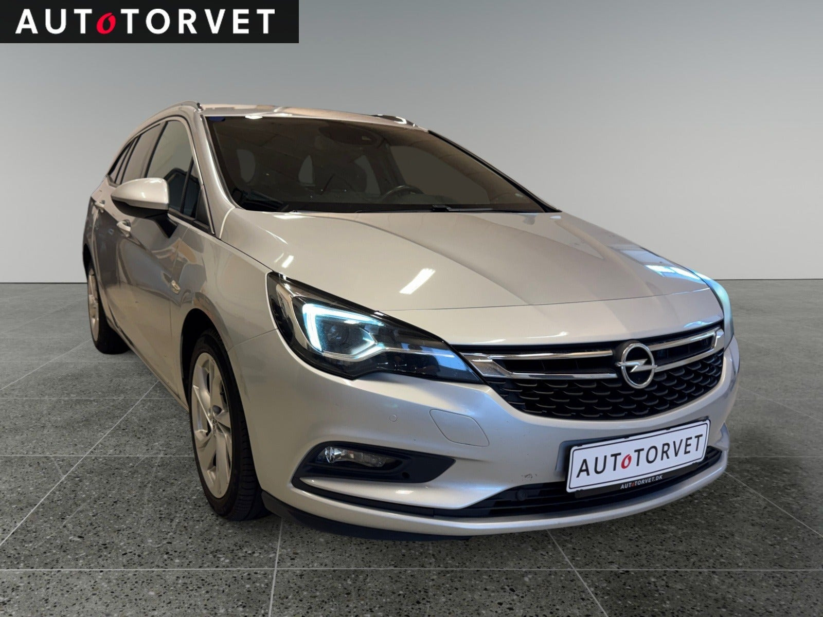 Sølv Opel Astra fra 2017