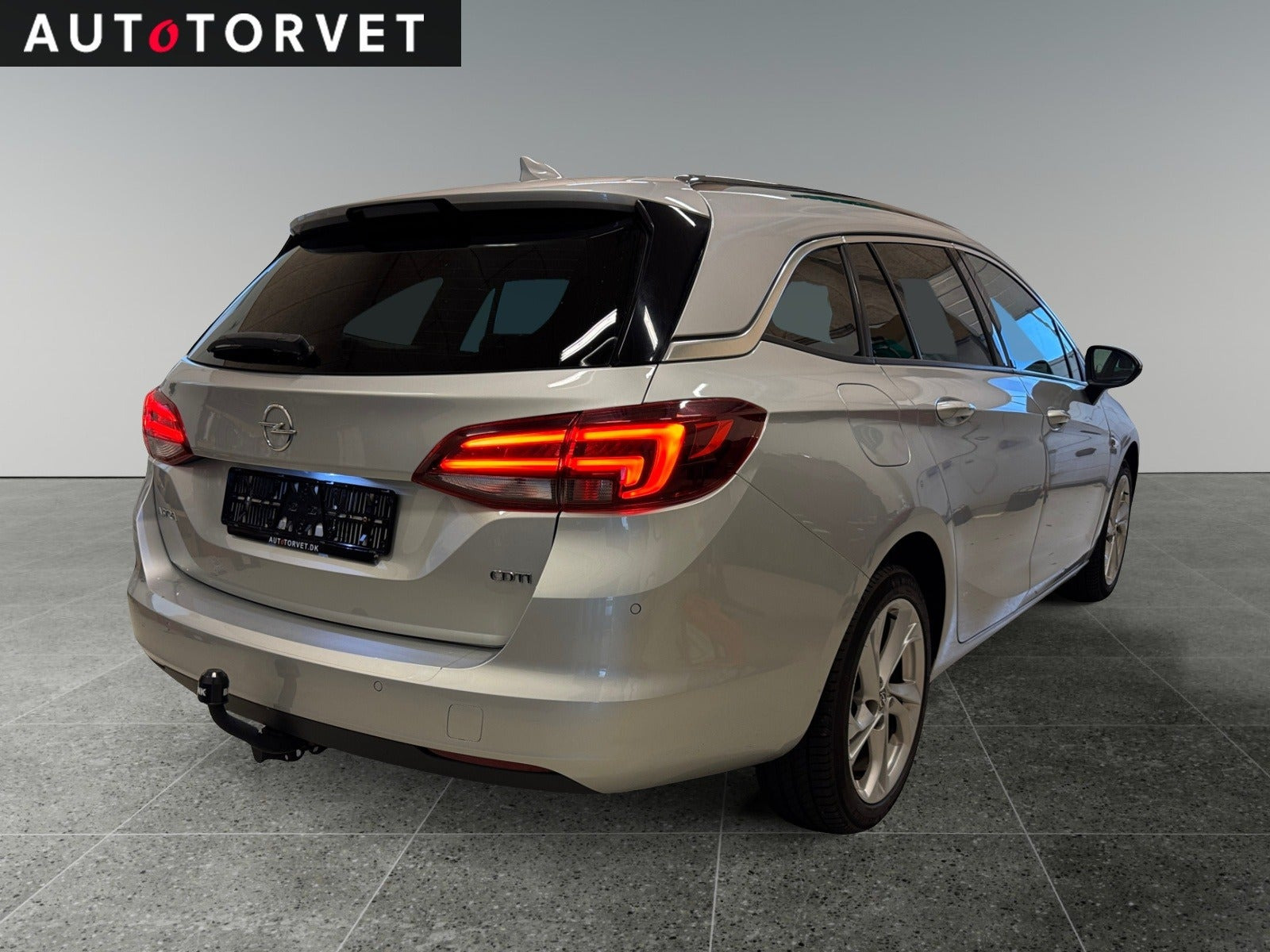 Sølv Opel Astra fra 2017