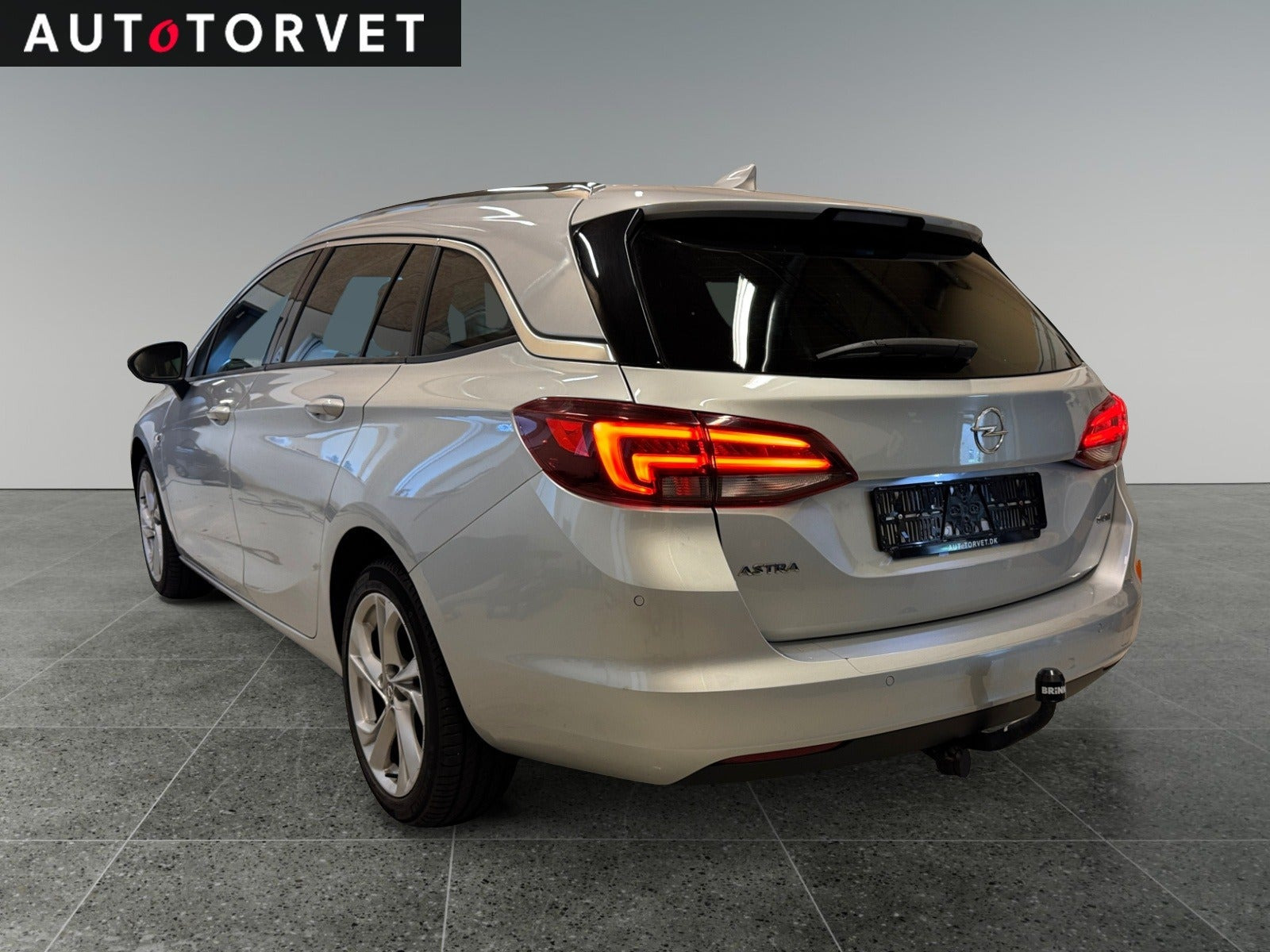 Sølv Opel Astra fra 2017