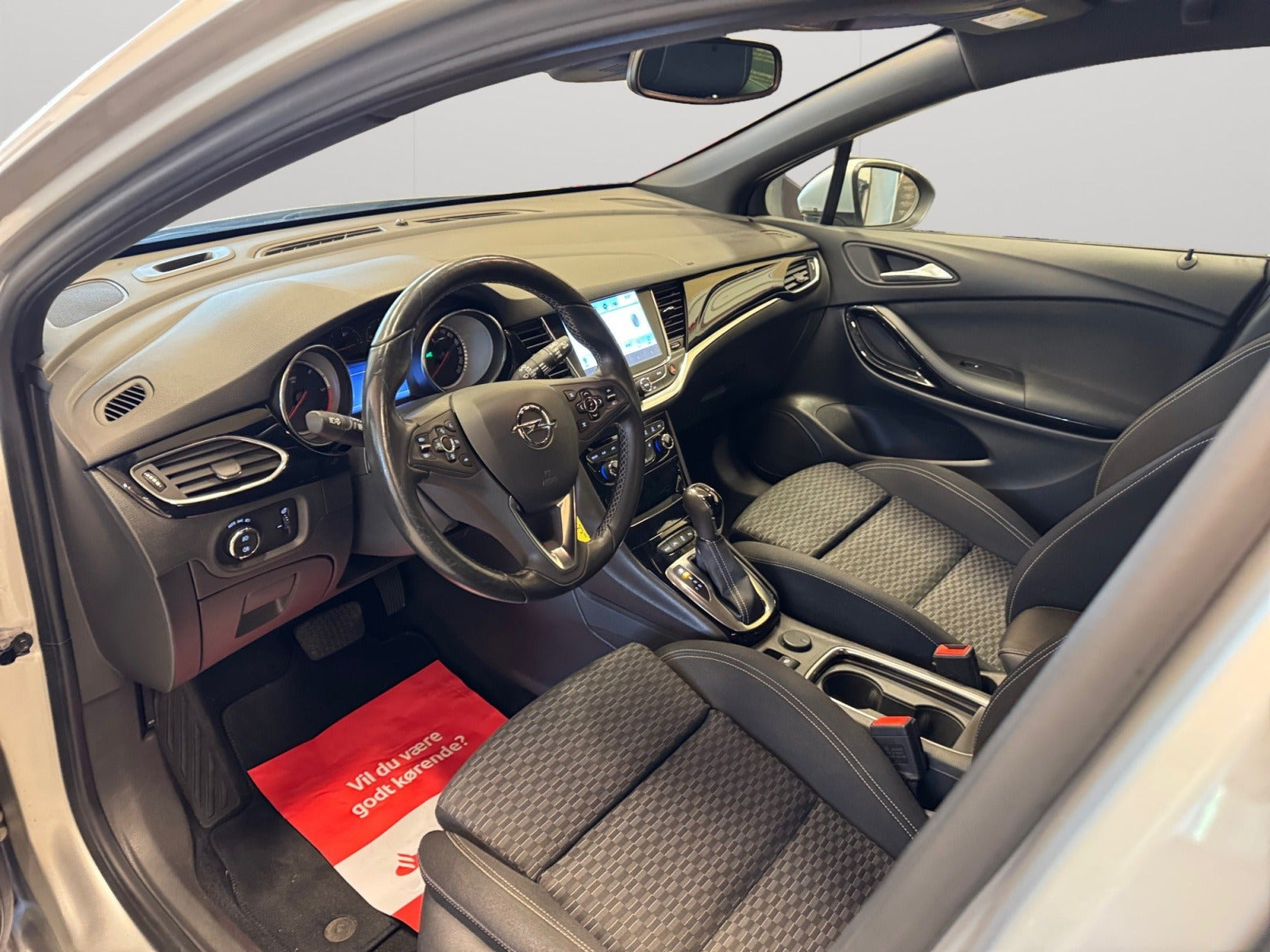 Sølv Opel Astra fra 2017