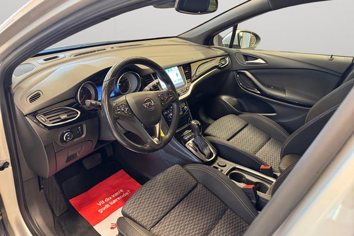 Sølv Opel Astra fra 2017