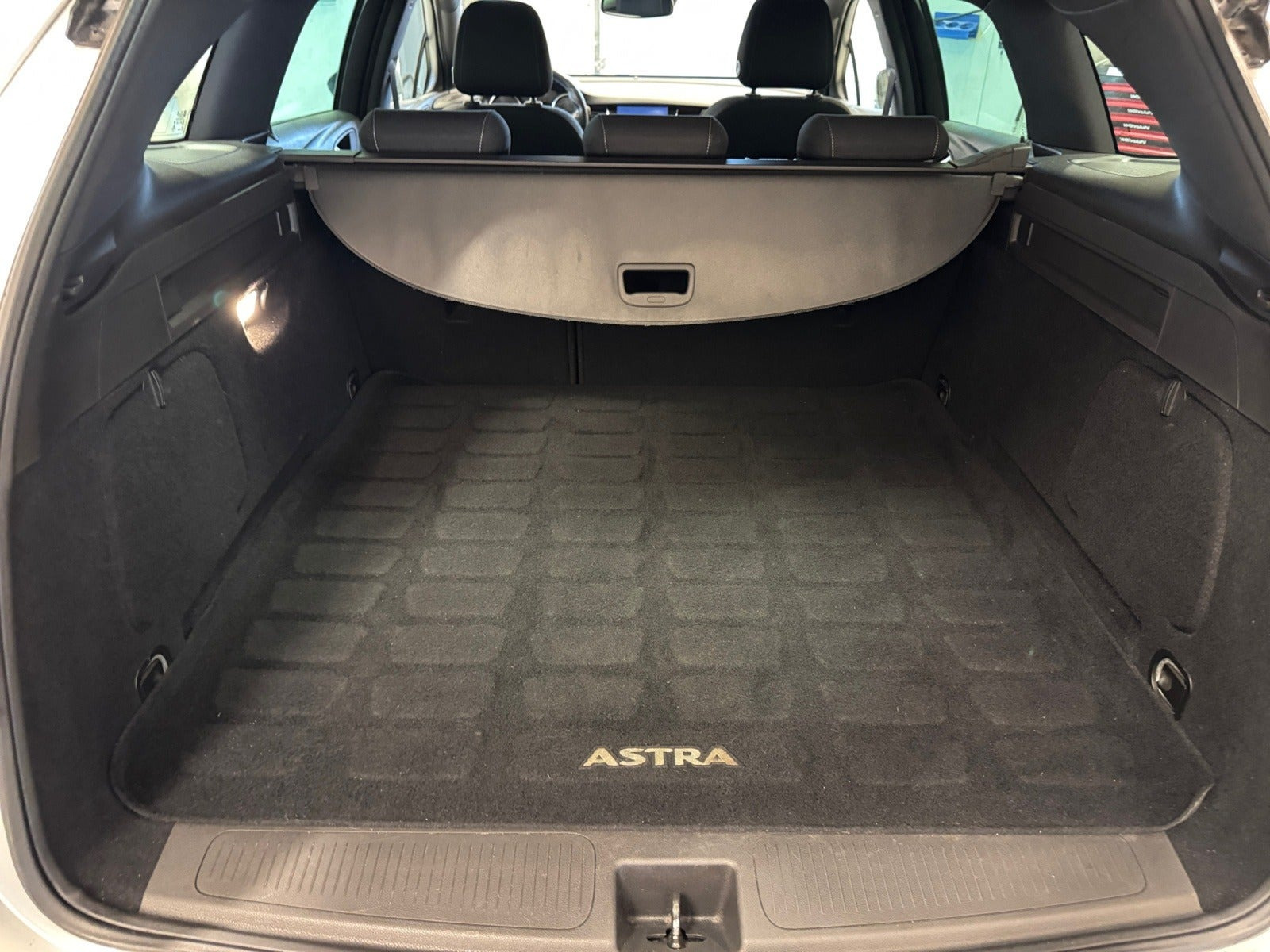 Sølv Opel Astra fra 2017