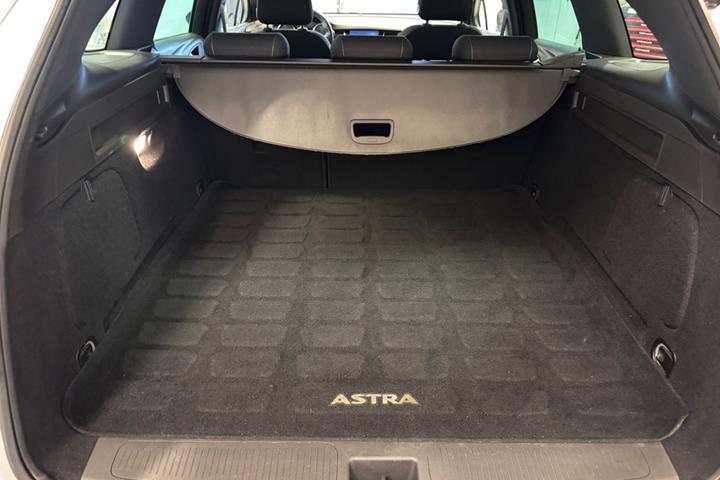 Sølv Opel Astra fra 2017