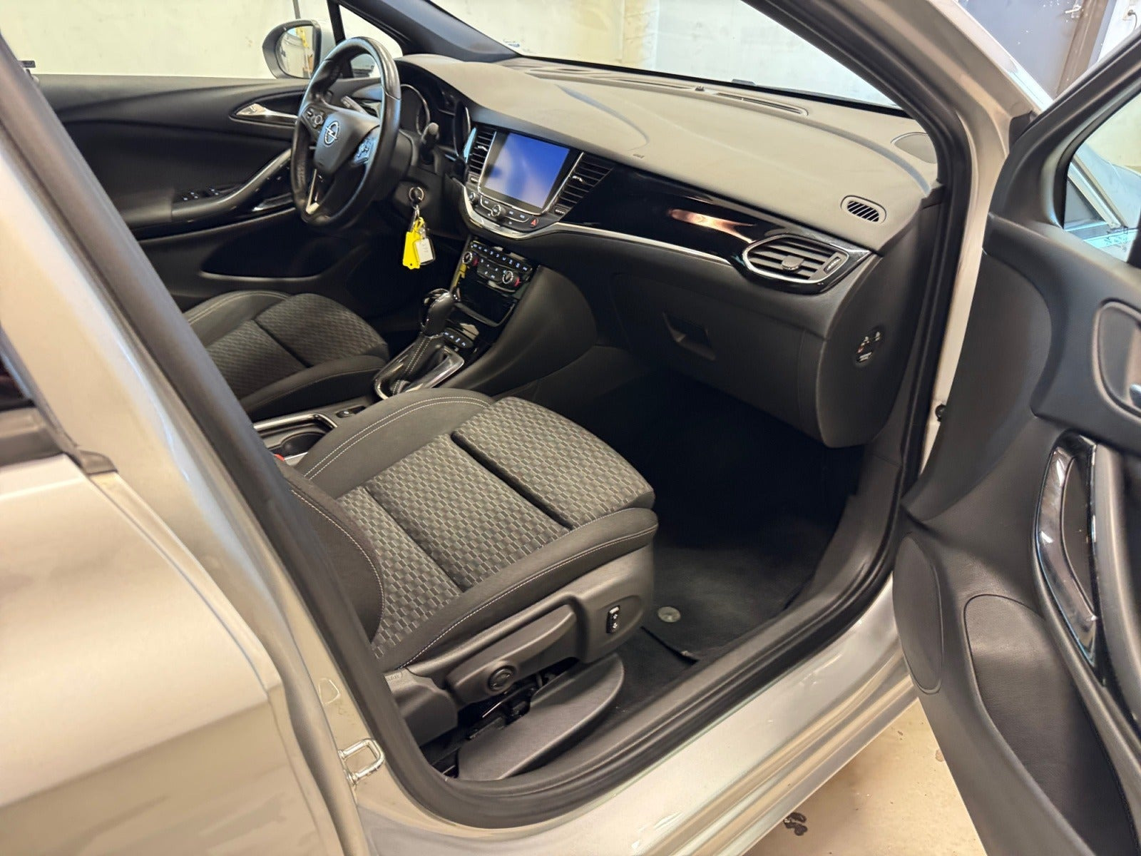 Sølv Opel Astra fra 2017