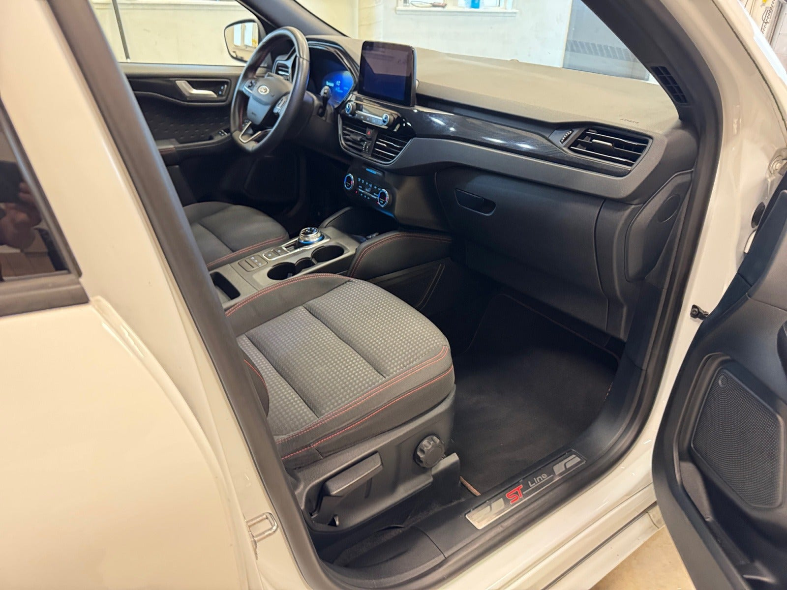 Hvid Ford Kuga fra 2020