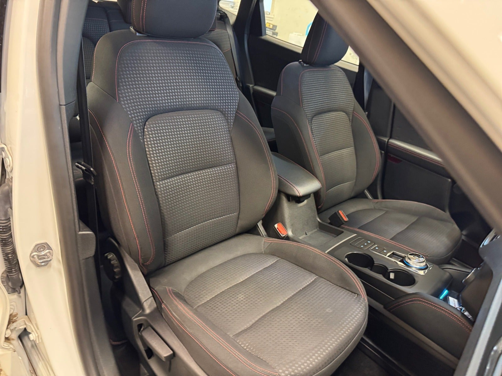 Hvid Ford Kuga fra 2020
