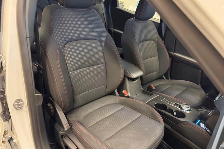 Hvid Ford Kuga fra 2020