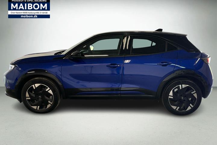 Blå Opel Mokka-e fra 2024