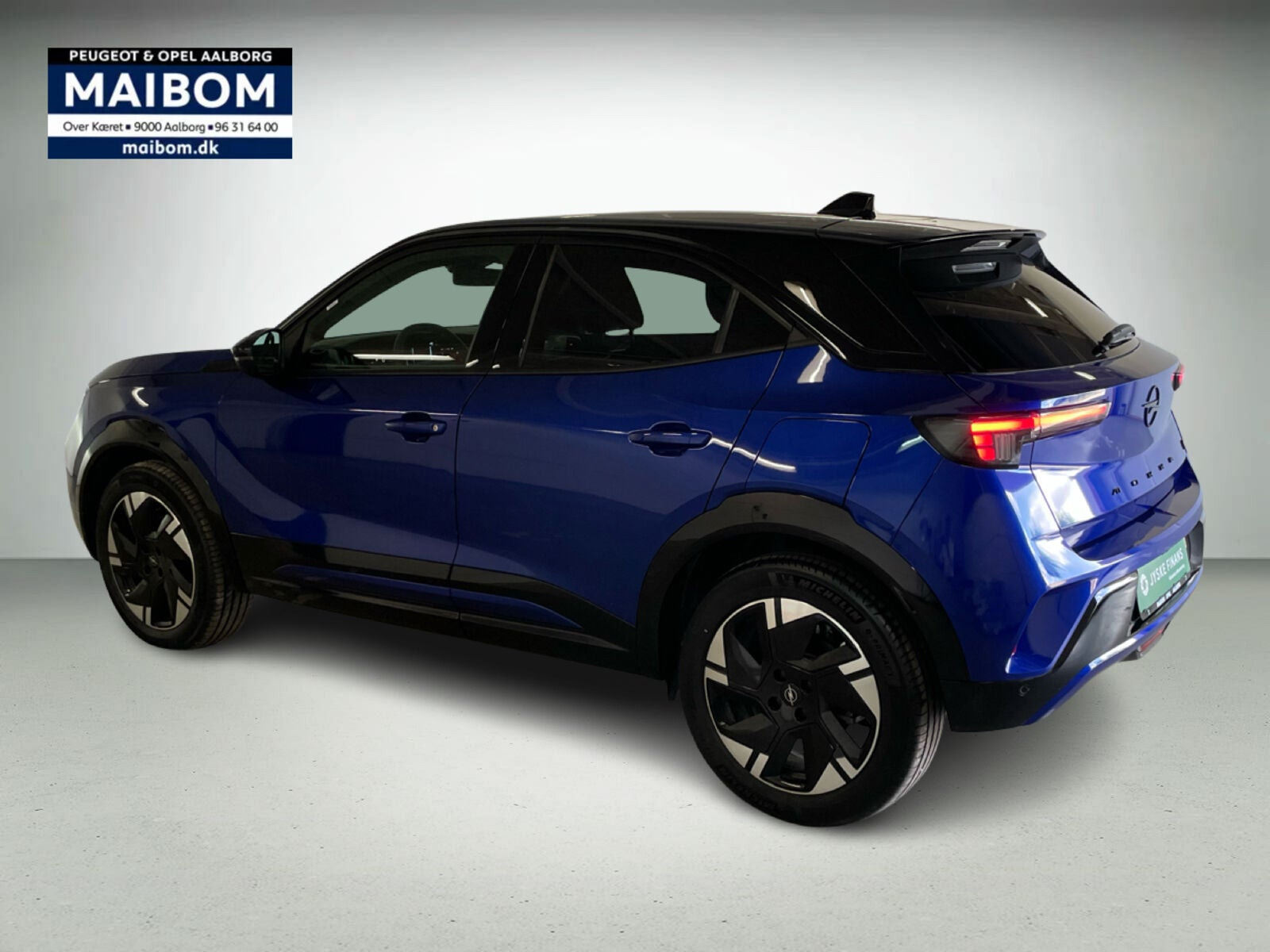 Blå Opel Mokka-e fra 2024