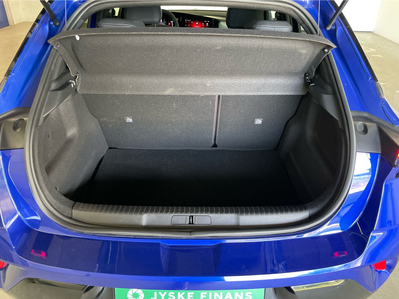 Blå Opel Mokka-e fra 2024