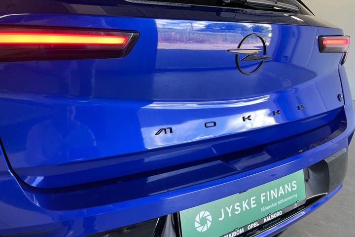 Blå Opel Mokka-e fra 2024