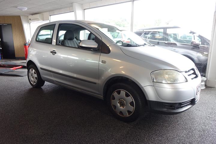 Grå VW Fox fra 2006