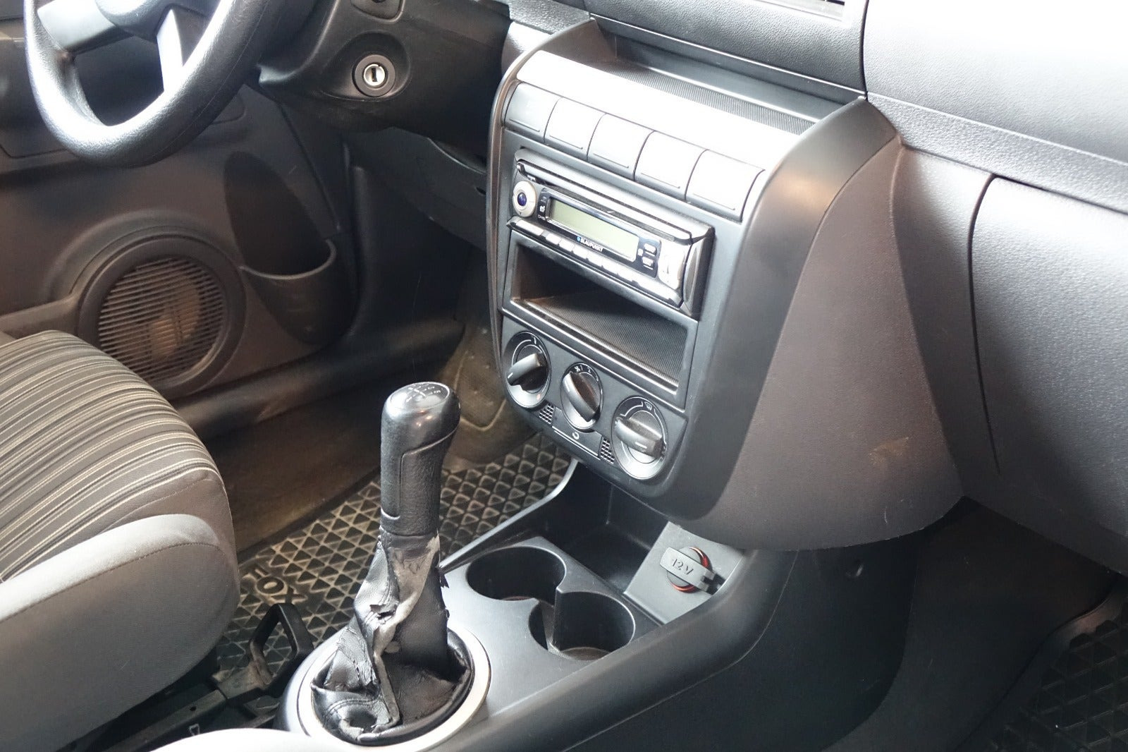 Grå VW Fox fra 2006