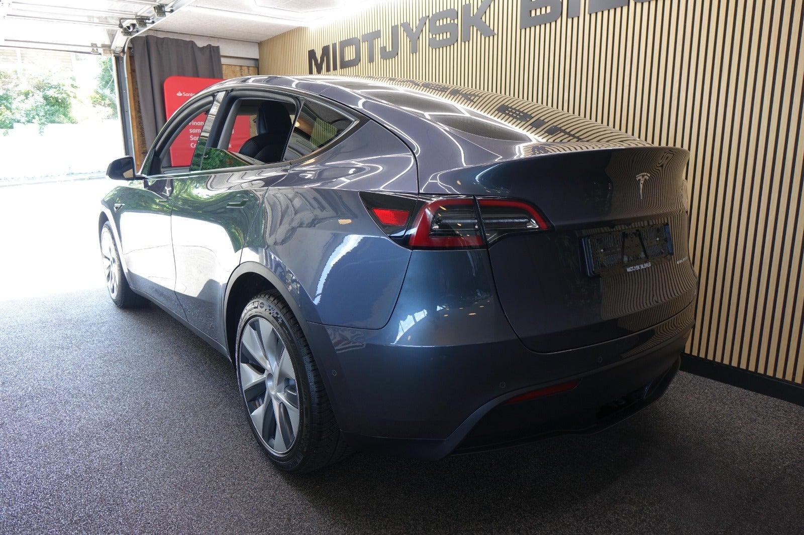 Grå Tesla Model Y fra 2023