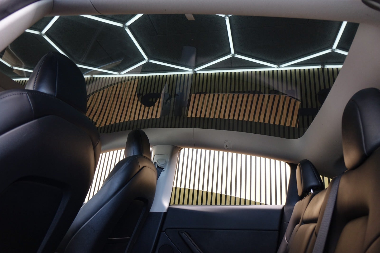 Grå Tesla Model Y fra 2023