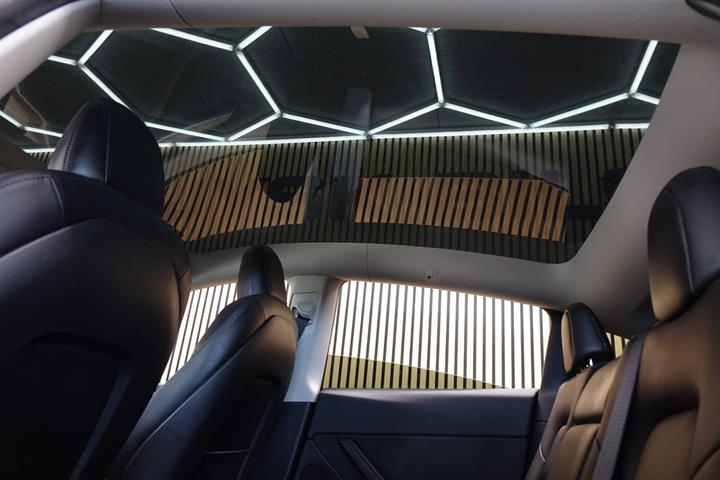 Grå Tesla Model Y fra 2023
